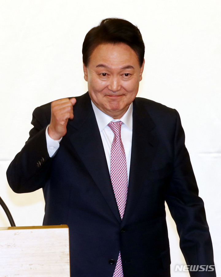 주먹 쥐어 보이는 윤석열 당선인