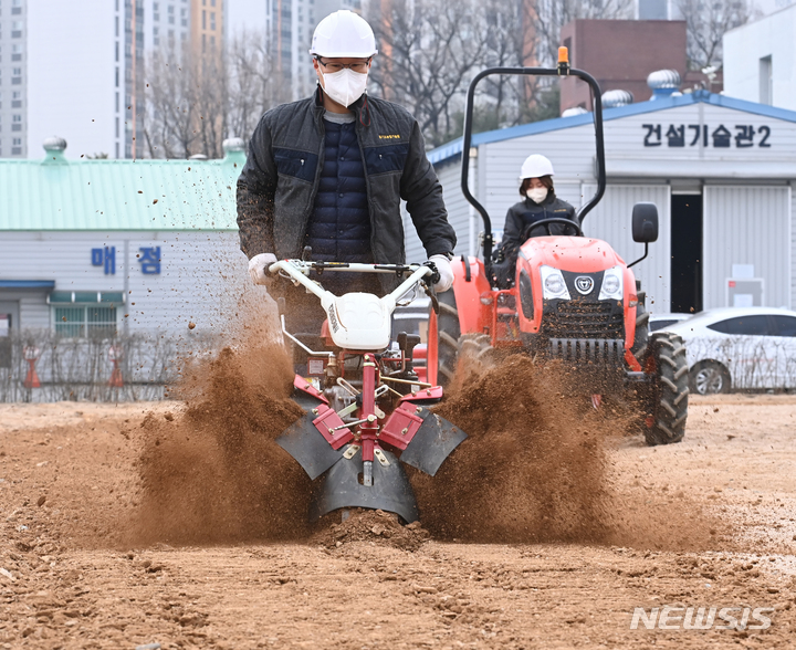 흙의 날에 고랑작업