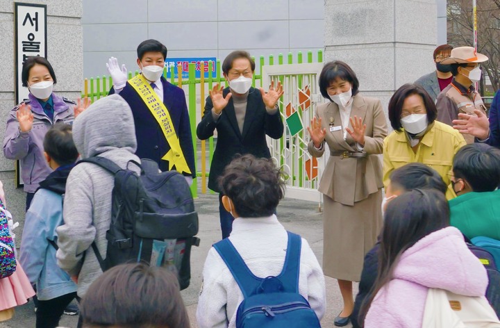 교사 확진 급증에…서울교육청, 장학사 등 수업 투입(종합)