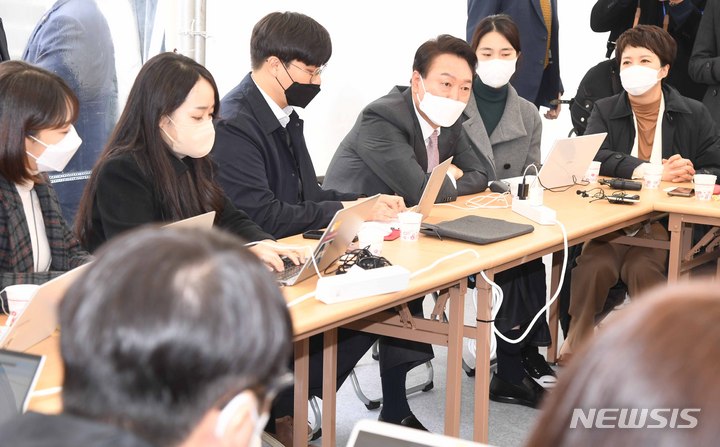 프레스다방 찾아 기자들과 만난 윤석열 당선인