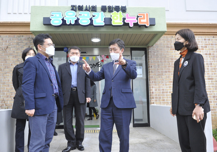 공유공간 한누리 현장방문한 양성일 차관