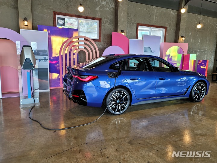 [동승기]로켓처럼 쓩…BMW 전기차 i4, 엄청난 속도에도 가볍게 달리네