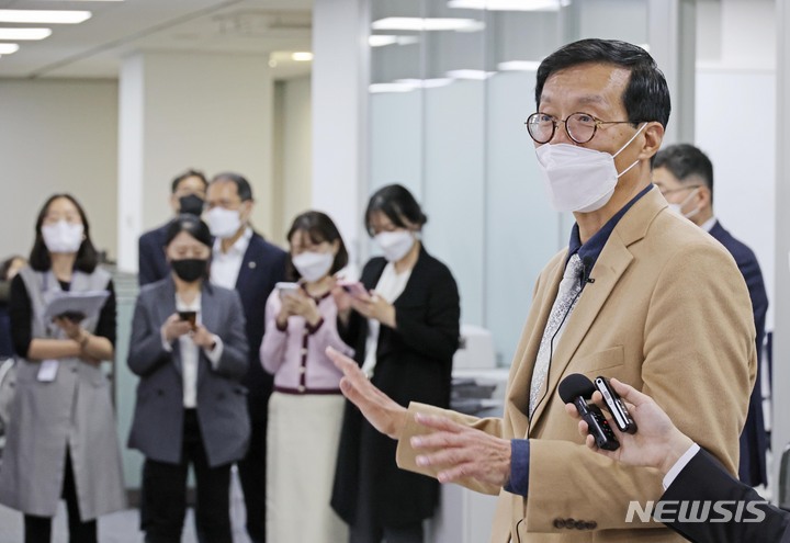 답하는 이창용 한국은행 총재