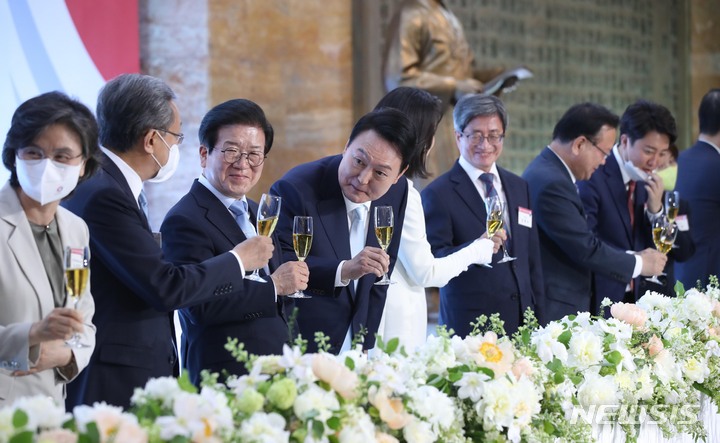 윤석열 대통령 내외, 경축 연회 참석
