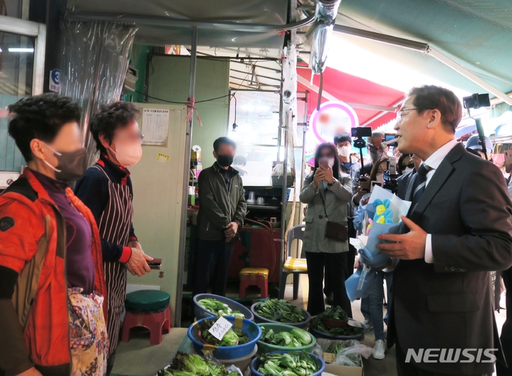 상인과 인사 나누는 이재명 후보