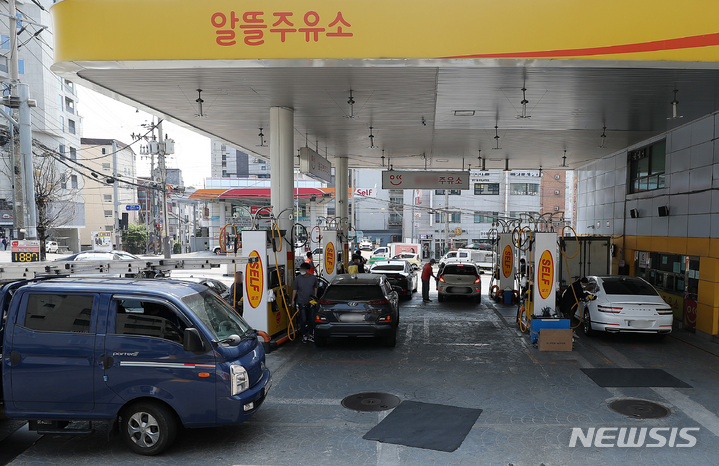 기름값 폭등에 알뜰주유소에 차량 몰려