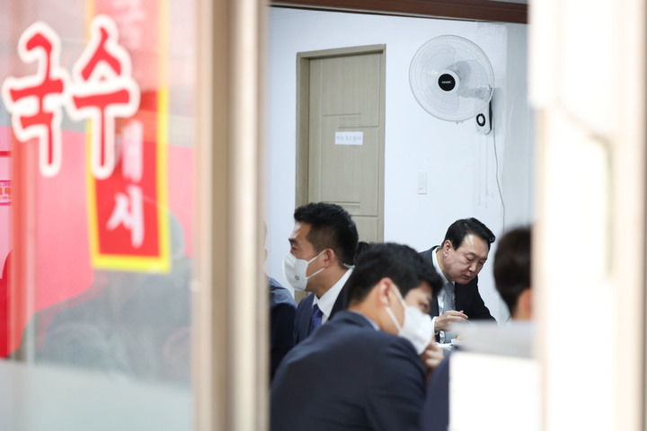 점심식사하는 윤석열 대통령