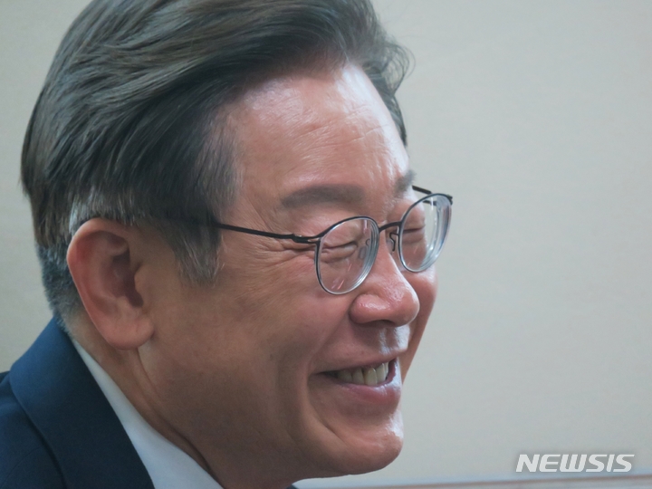 구립 동양노인문화센터 찾은 이재명 후보