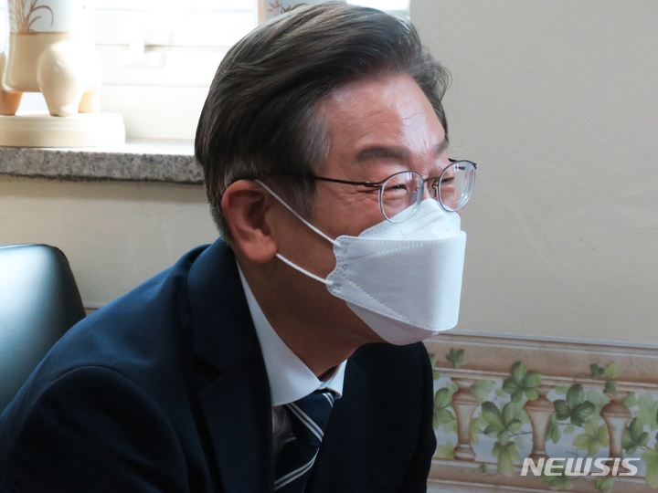 구립 동양노인문화센터 찾은 이재명 후보