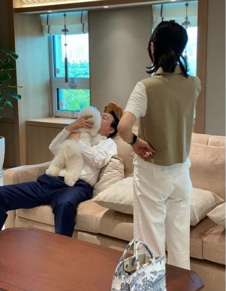 김건희 여사 대통령 집무실 사진 논란… 카메라는 김 여사의 것… 촬영은 직원이 [뉴시스Pic]