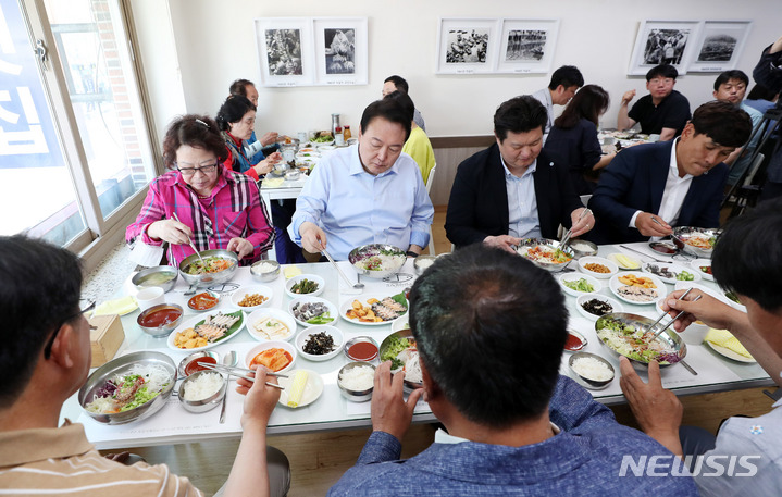 尹대통령, 자갈치시장 어업인들과 점심…학생 때 많이 왔죠