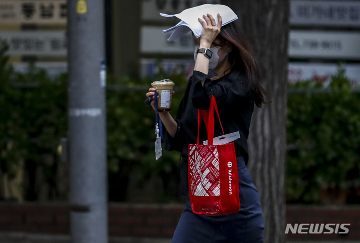 커피도 이젠 가심비 못따져...원두 내려 먹거나 회사 커피[2030 덮친 물가]④
