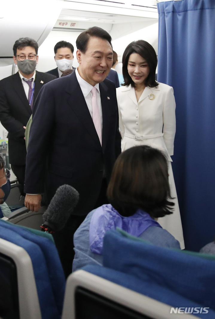 윤 대통령 김건희 여사와 함께 취재진과 만남