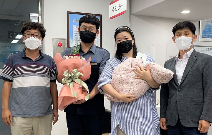 딸만 다섯…아기 출산 제천 다둥이 부부 선물보따리