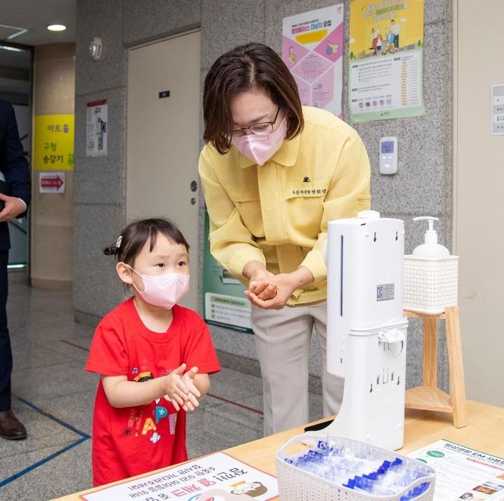 어린이집 원아와 함께 손소독 하는 박희영 용산구청장