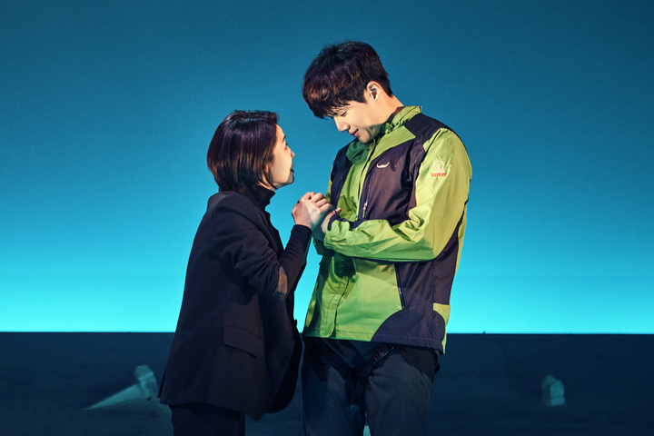 연극 터칭 더 보이드 무대에 오른 배우 김선호