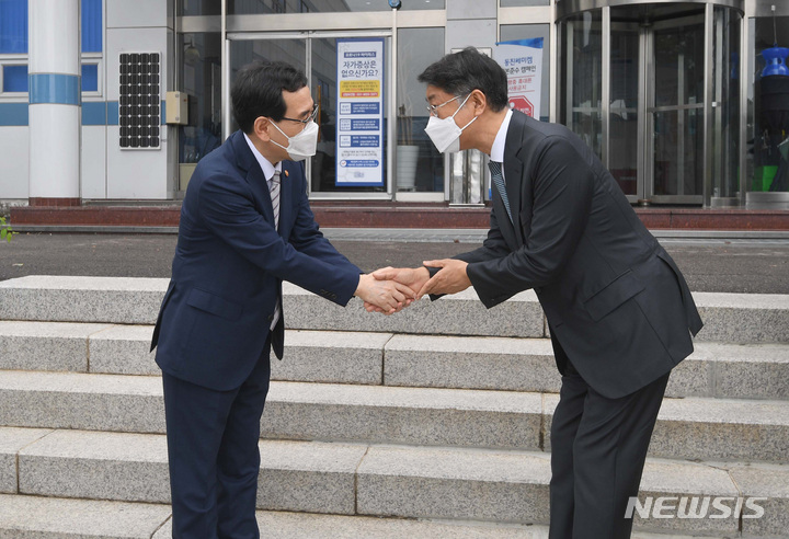 동진쎄미켐 대표와 인사 나누는 이창양 장관
