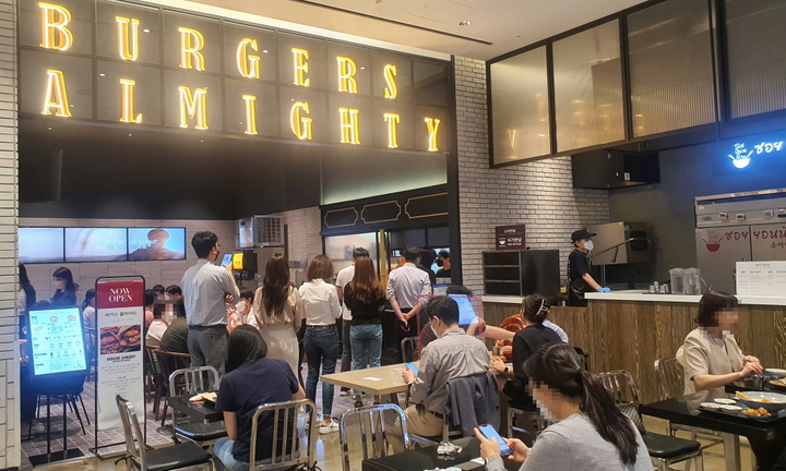 찜통 더위에 백화점 식당 매출 급증...신세계百, 맛집 눈길