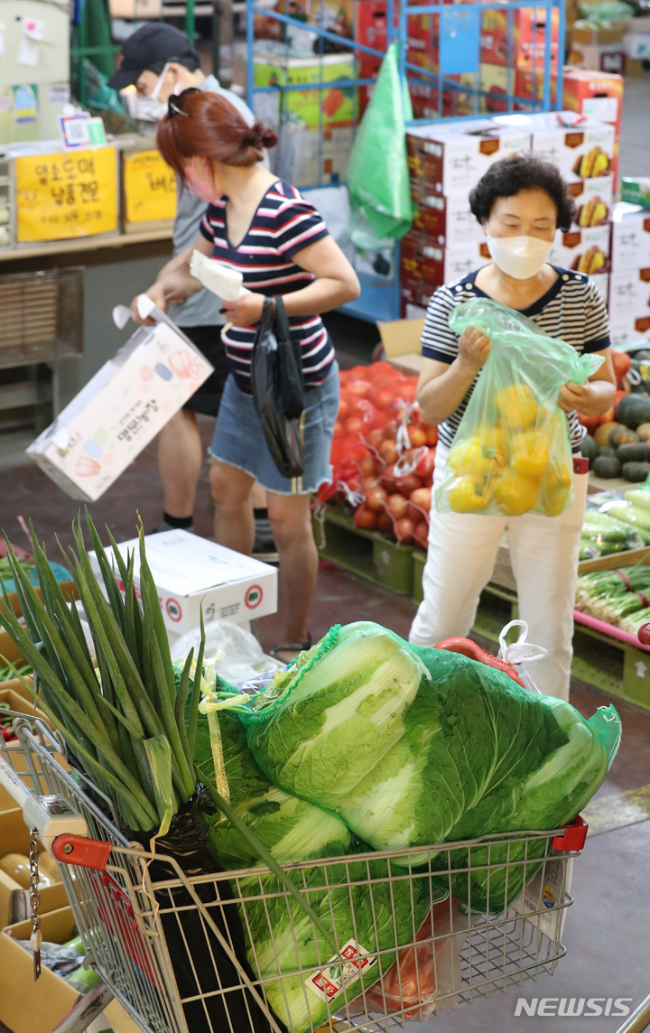 농산물 구매하는 시민들