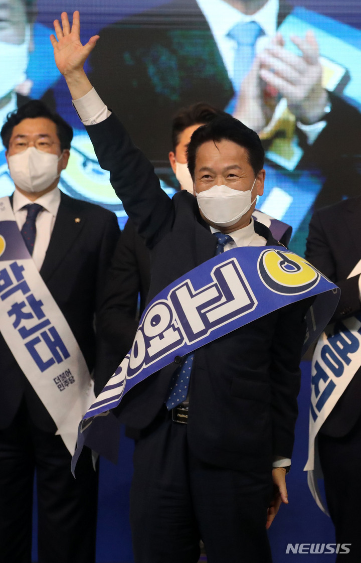 민주당 대전세종 합동연설회 인사하는 고영인 최고위원 후보