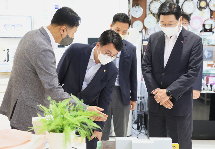 양천구 행복한 백화점 둘러보는 조주현 차관