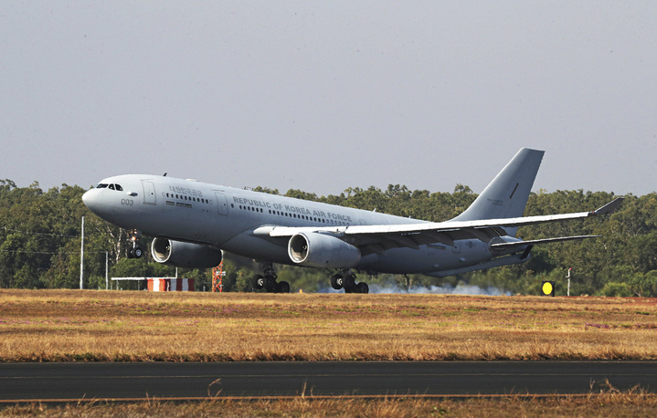 해외 전개 임무 간 공증급유 수행 임무 마치고 착륙하는 KC-330