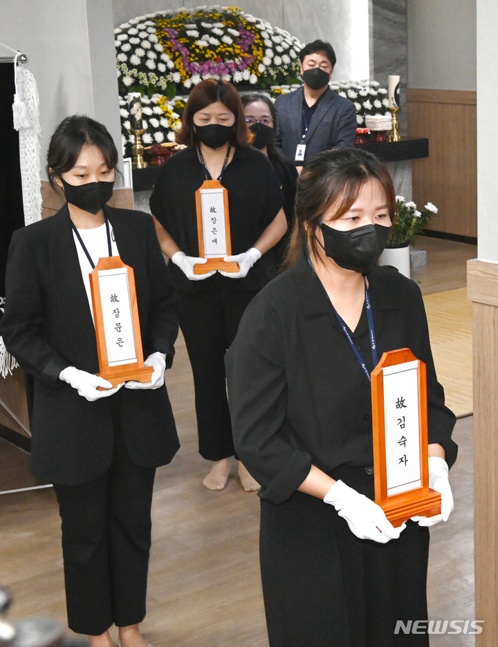 화장장으로 향하는 수원 세 모녀 위패