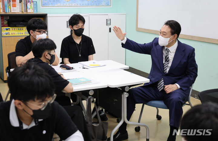 움틈학교 학생들과 만난 윤 대통령