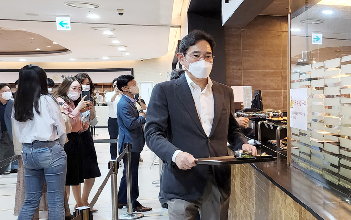 구내식당 찾은 이재용 부회장