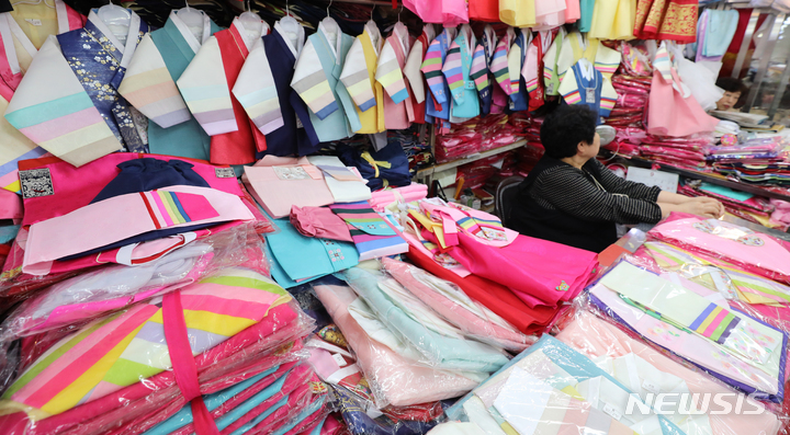 고물가 마주한 추석 명절, 한산한 한복집