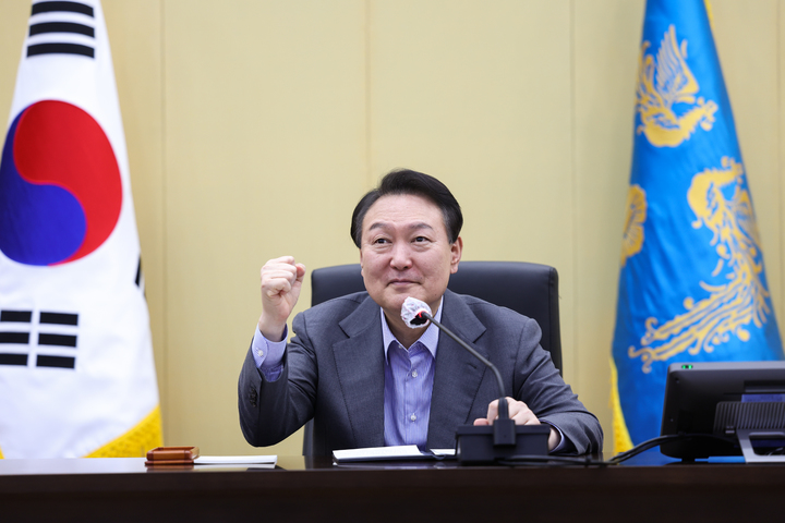 추석 맞아 해외 파병 장병들과 영상통화하는 윤석열 대통령