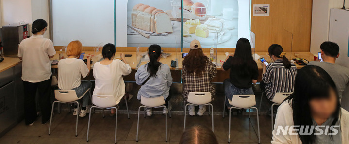 편의점에서 한끼 해결하는 시민들