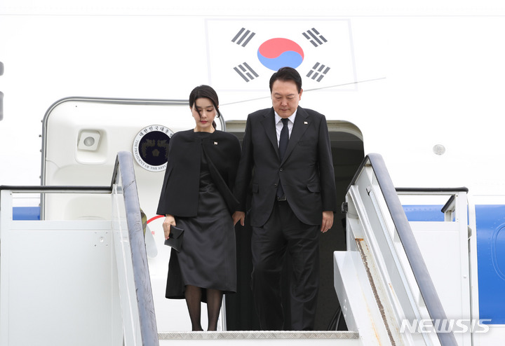런던 도착한 윤 대통령 내외