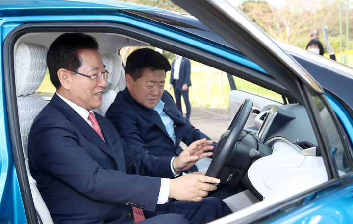 일본서 수소전기차 시승하는 김영록 전남지사