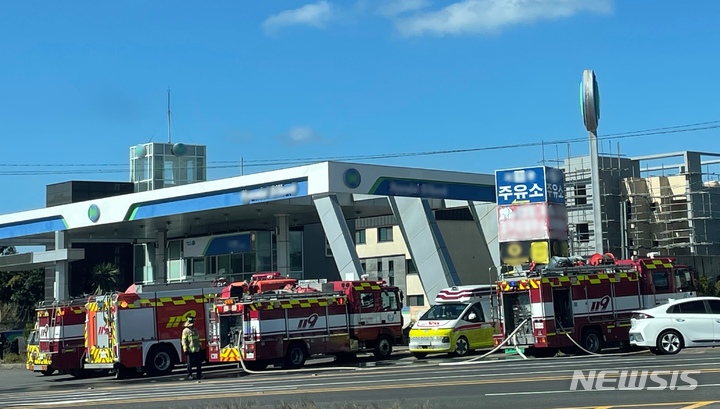 제주 주유소 인근 주택서 불…인명피해 없어