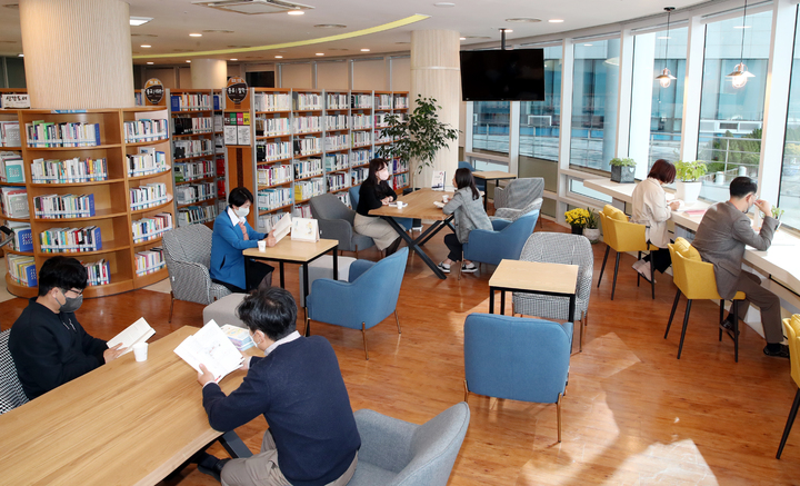 호수 전경의 북카페 전남도의회 책마루 개방