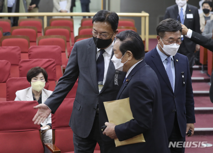 자리 안내하는 정진석 한일의원연맹 회장