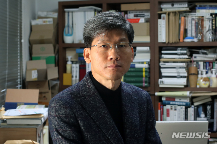 제1회 한국출판편집자상 대상 수상자 이승우 도서출판 길 기획실장