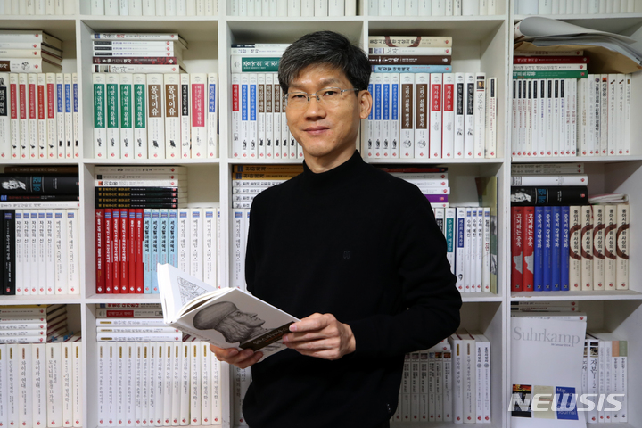 제1회 한국출판편집자상 대상 수상자 이승우 도서출판 길 기획실장