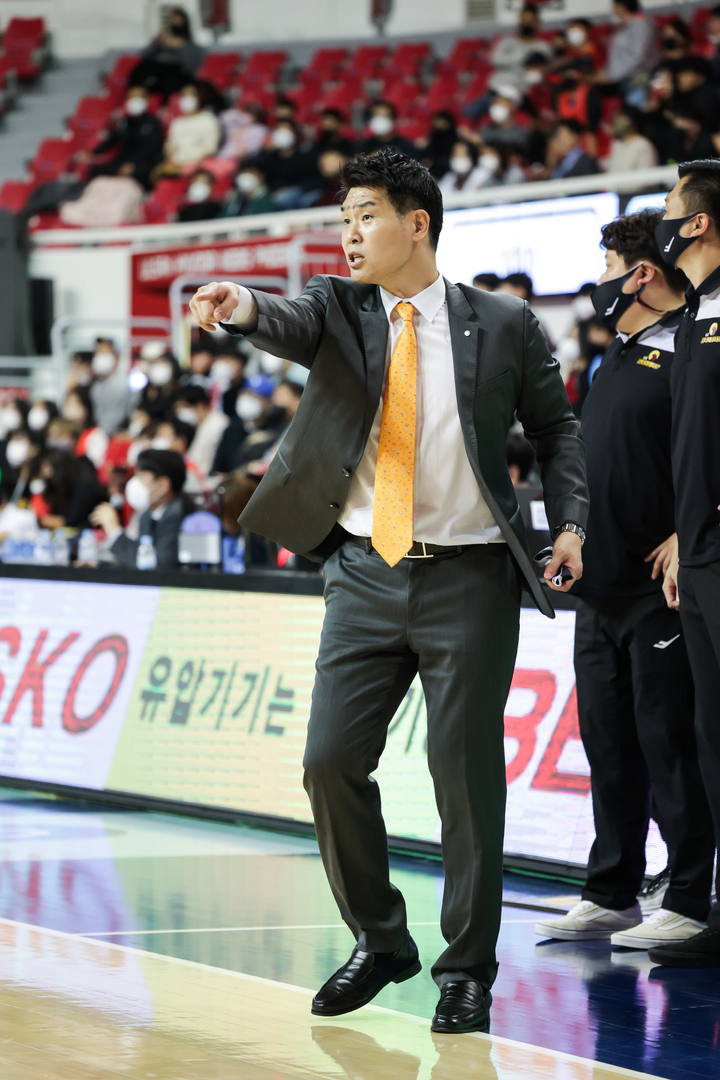 LG, 현대모비스 잡고 3연승…형제 감독 대결 또 형 승리