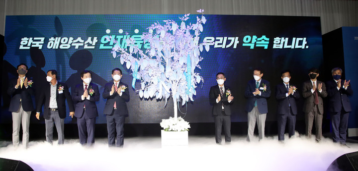 미래수산 발전 퍼포먼스하는 김영록 전남지사