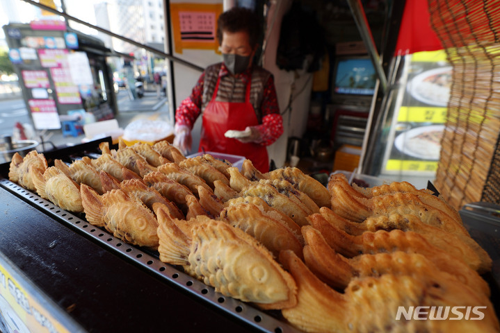 붕어빵·꼬치어묵 사라진 길거리…집에서 직접 만들어 먹는다