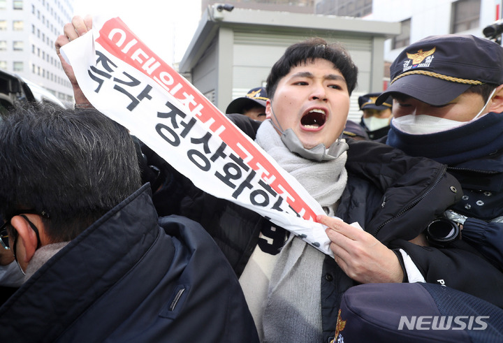 '이태원 참사 국조 정상화 촉구' 대진연, 국민의힘 당사 진입… 경찰에 연행돼 [뉴시스Pic]