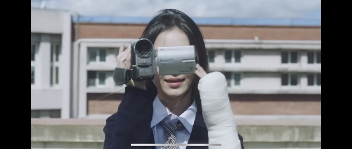 민희진, 팬덤 세계관 디토…뉴진스 뮤비서 이와이 슌지가 보이네