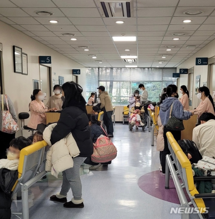 9시 77명 대기 소아과 대란에 오픈런...접수 시작 동시에 오후까지 마감
