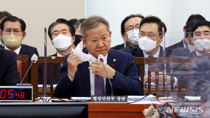 마스크 벗는 이상민 장관