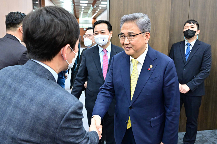 직원들과 인사 나누는 박진 외교부 장관