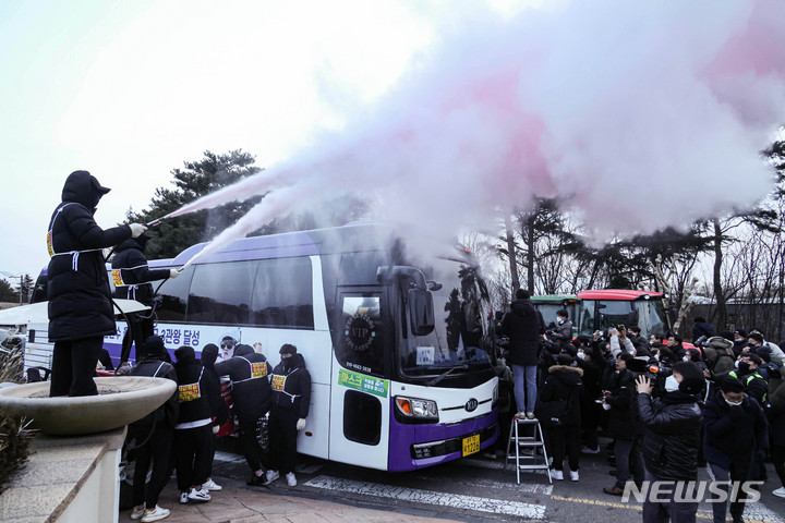 법원, 스카이72 강제집행… 임차인·보수단체 소화기 뿌리며 저항 [뉴시스Pic]