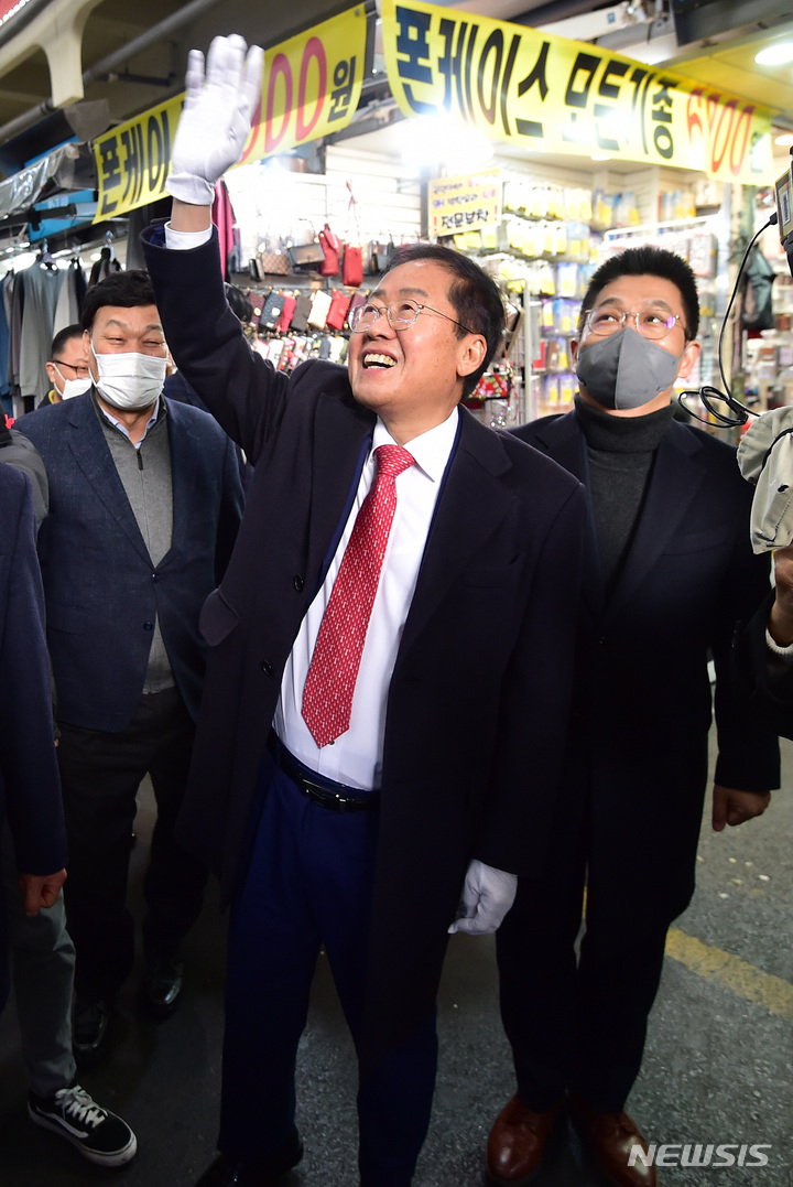 서문시장 찾은 홍준표 대구시장