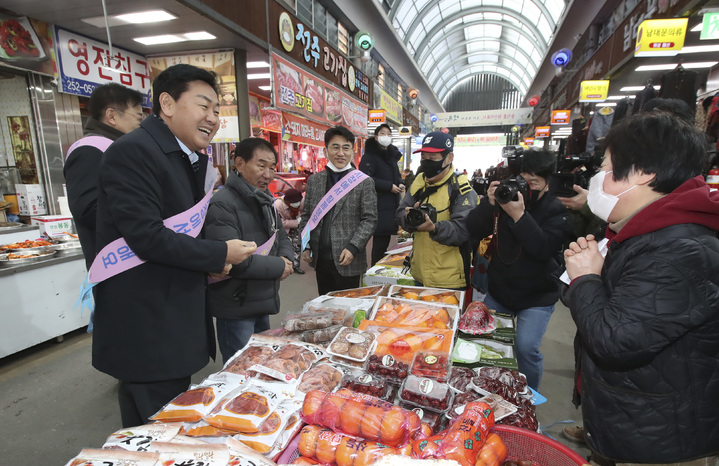 김관영 전북지사, 설 장보기로 민생 행보 나서